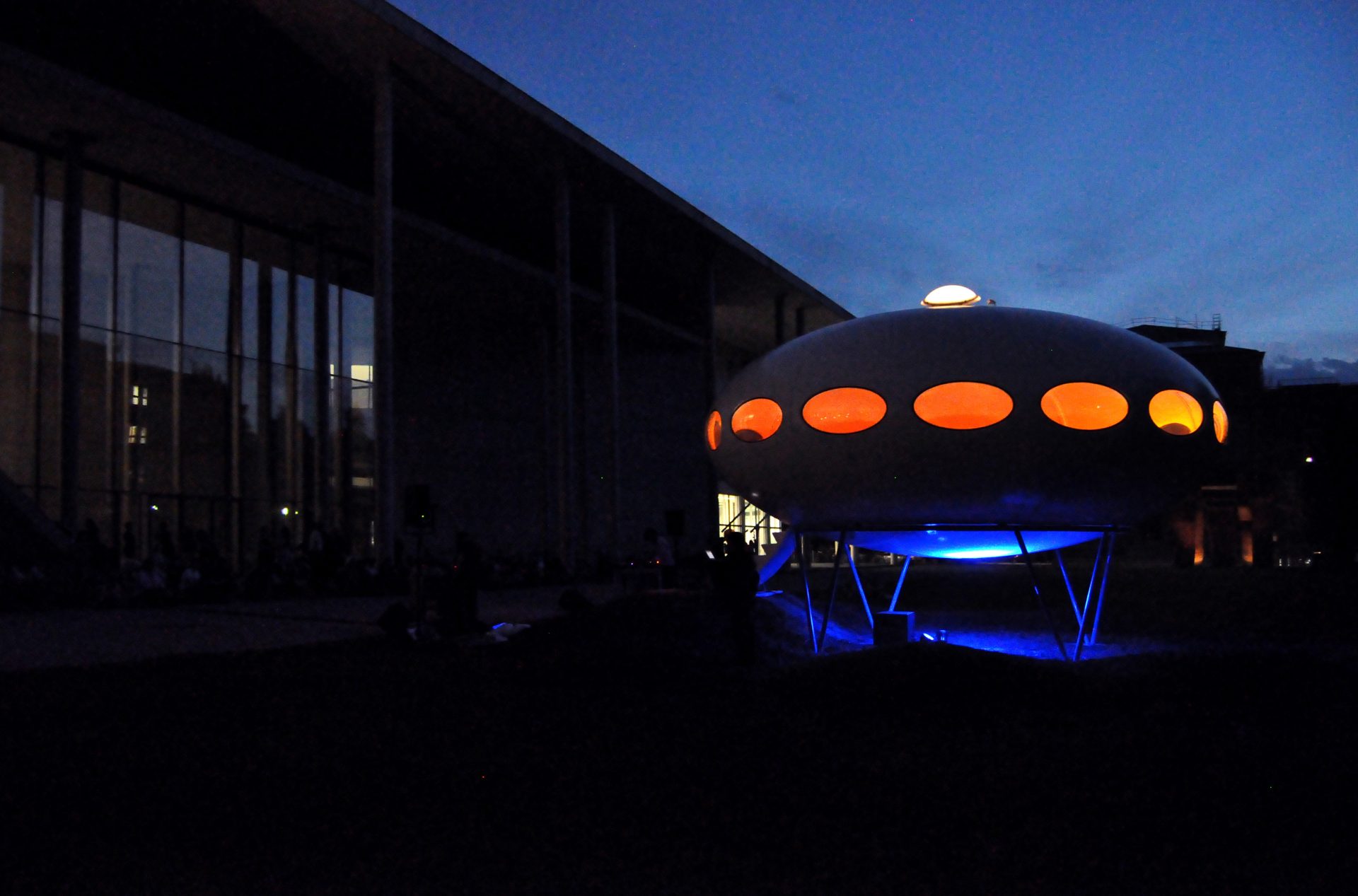Das Futuro Haus bei Nacht mit Innenbeleuchtung, links Pinakothek der Moderne