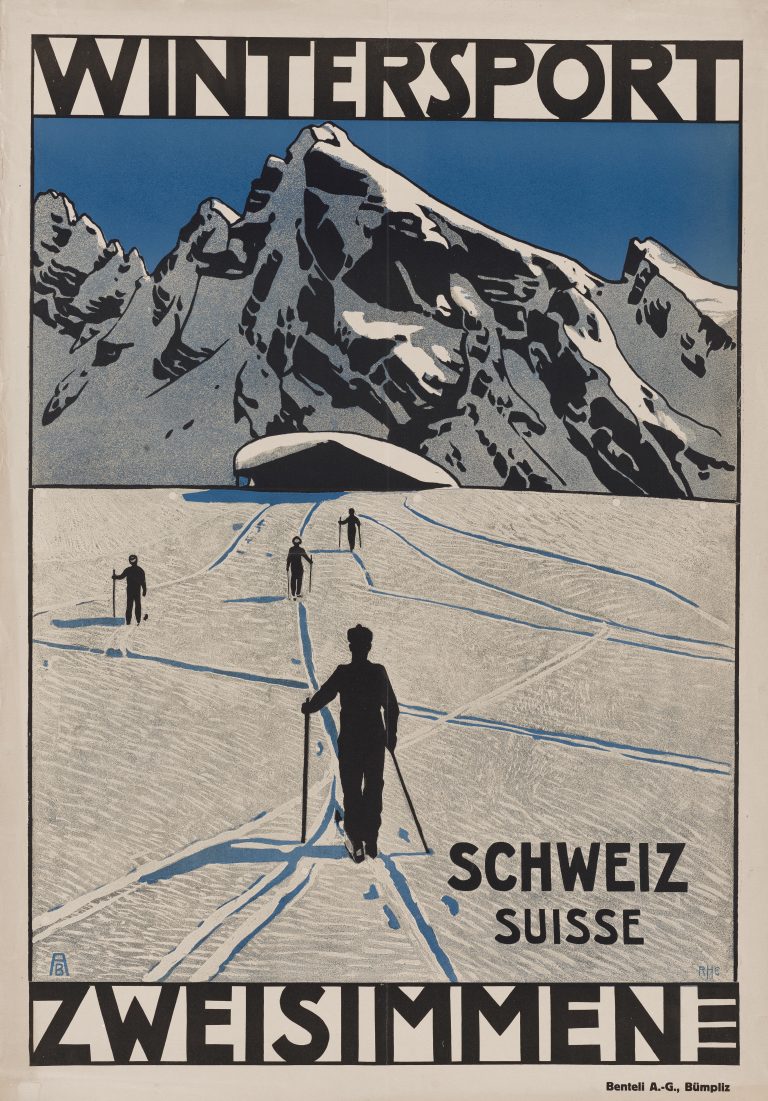 Vor Bergkulisse mehrere Skifahrer auf einem Plateau mit Hütte