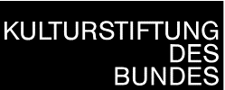 Logo von der Kulturstiftung des Bundes. Schwarzes Rechteck mit weißer Schrift. In Großbuchstaben steht der Name der Stiftung geschrieben.