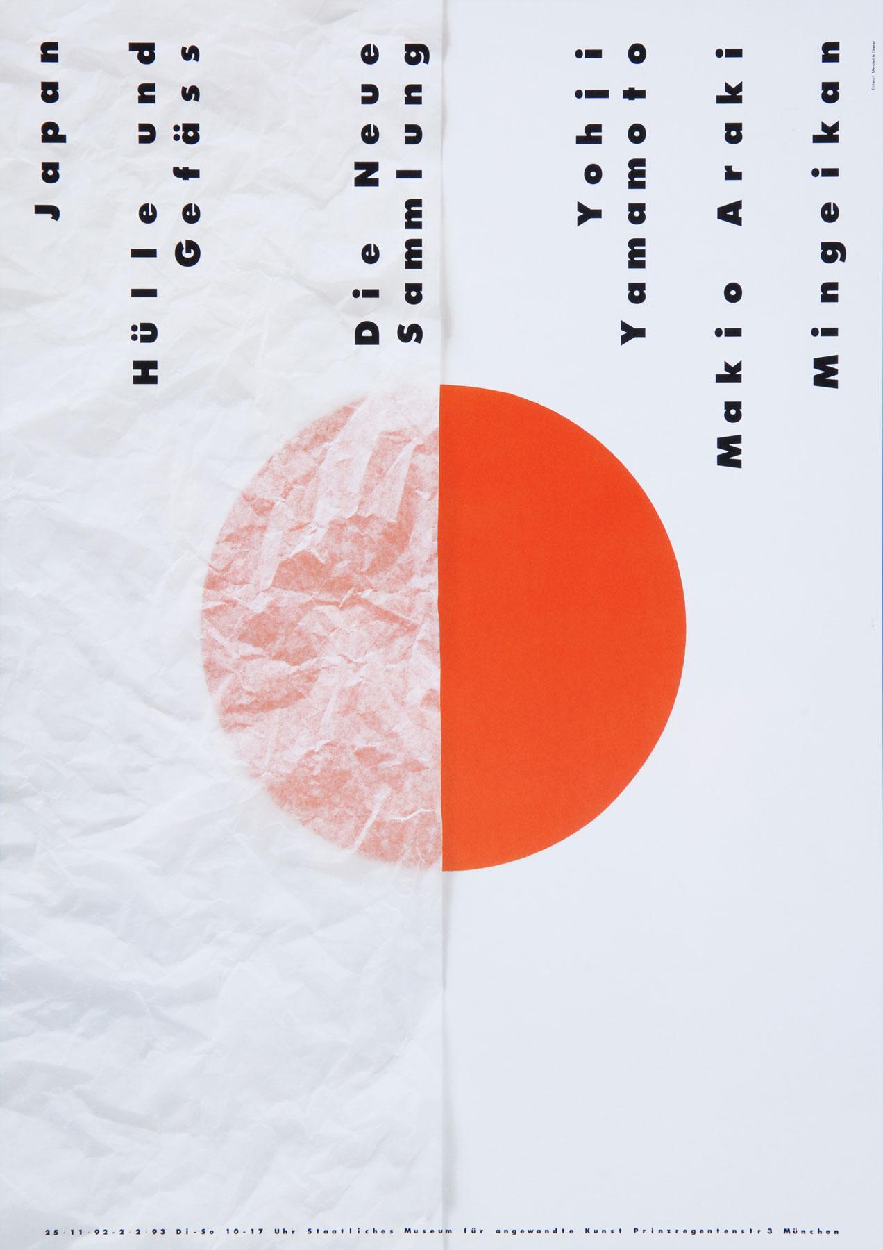 Das Ausstellungsplakat zeigt die japanische Flagge, links zur Hälfe überlagert von dünnem, weißen Reispapier. Darüber in schwarzer Schrift gestürzt die Künstler*innen (Yohji Yamamoto; Makio Araki; Mingeikan), sowie der Ausstellungstitel (links)