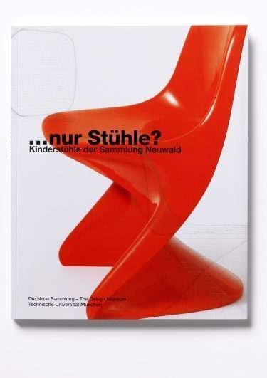 Cover Ausstellungskatalog. Roter Stuhl von Panton auf weißem Hintergrund mit dem Titel in schwarzen Buchstaben.