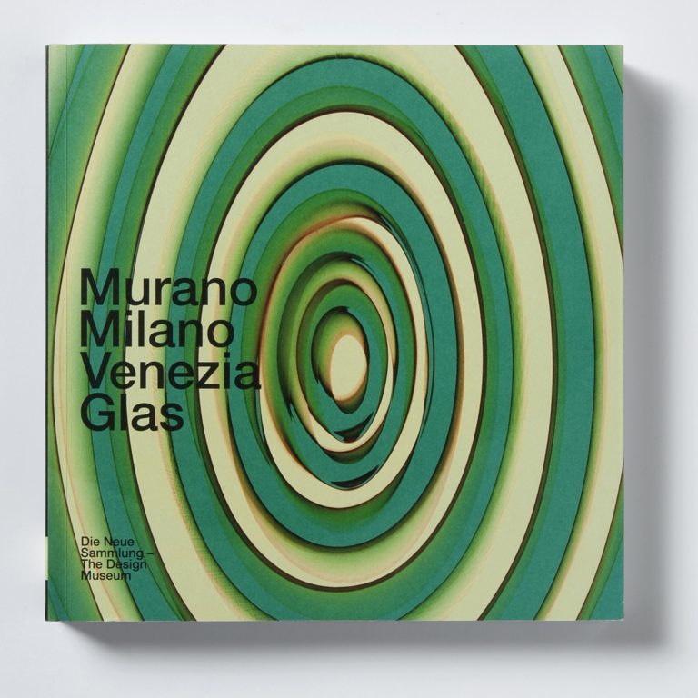 Auf dem Cover des Katalogs befindet sich Ringe, die strahlenförmig nach Außen gehen. Sie sind im Wechsel Grün und Gelb. Es ist das Muster auf einer Glasvase. Der Titel der Ausstellung ist schwarz darüber gedruckt.