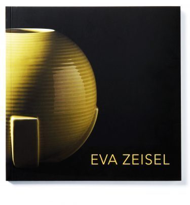 Ausstellungskatalog. Schwarzer Hintergrund mit einem gelben, runden Keramikgefäß. Rechts unten steht in großen gelben Buchstaben Eva Zeisel geschrieben.