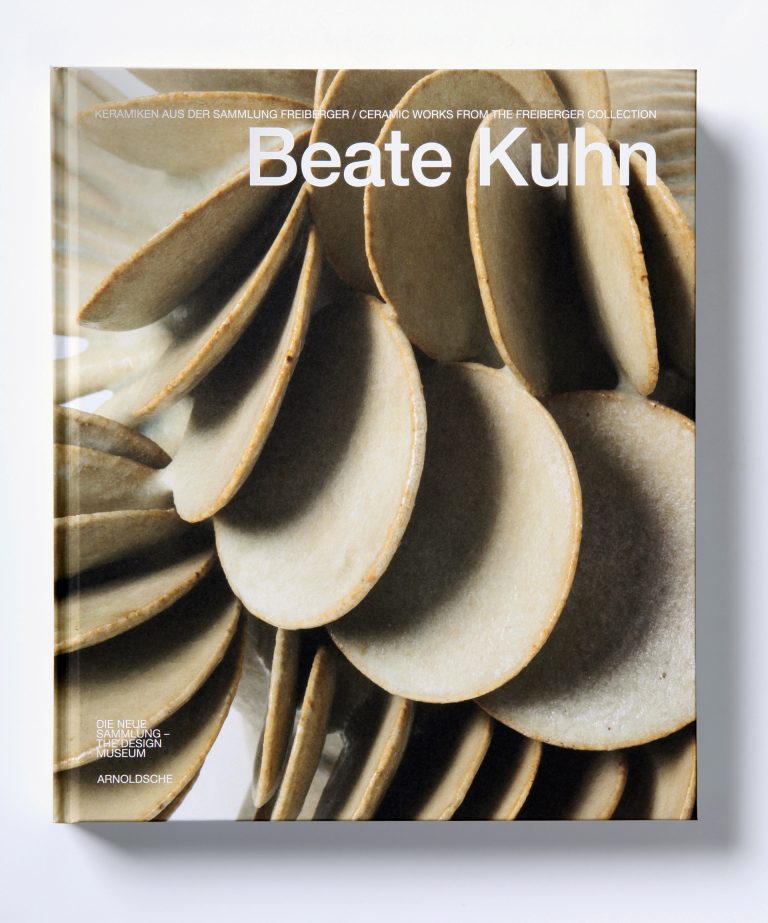 Cover exhibition catalogue. White ceramic plates are arranged in a chain on the cover. Beate Kuhn is written in white capital letters in the top right-hand corner.