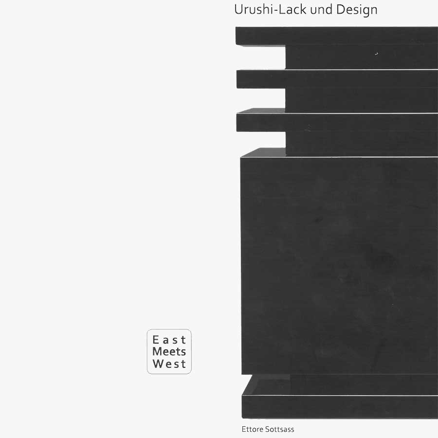 Zu sehen ist das Cover des Ausstellungskatalogs. Auf hellem Hintergrund ist auf der rechten Seite ein Designobjekt in schwarzer Farbe zu sehen.