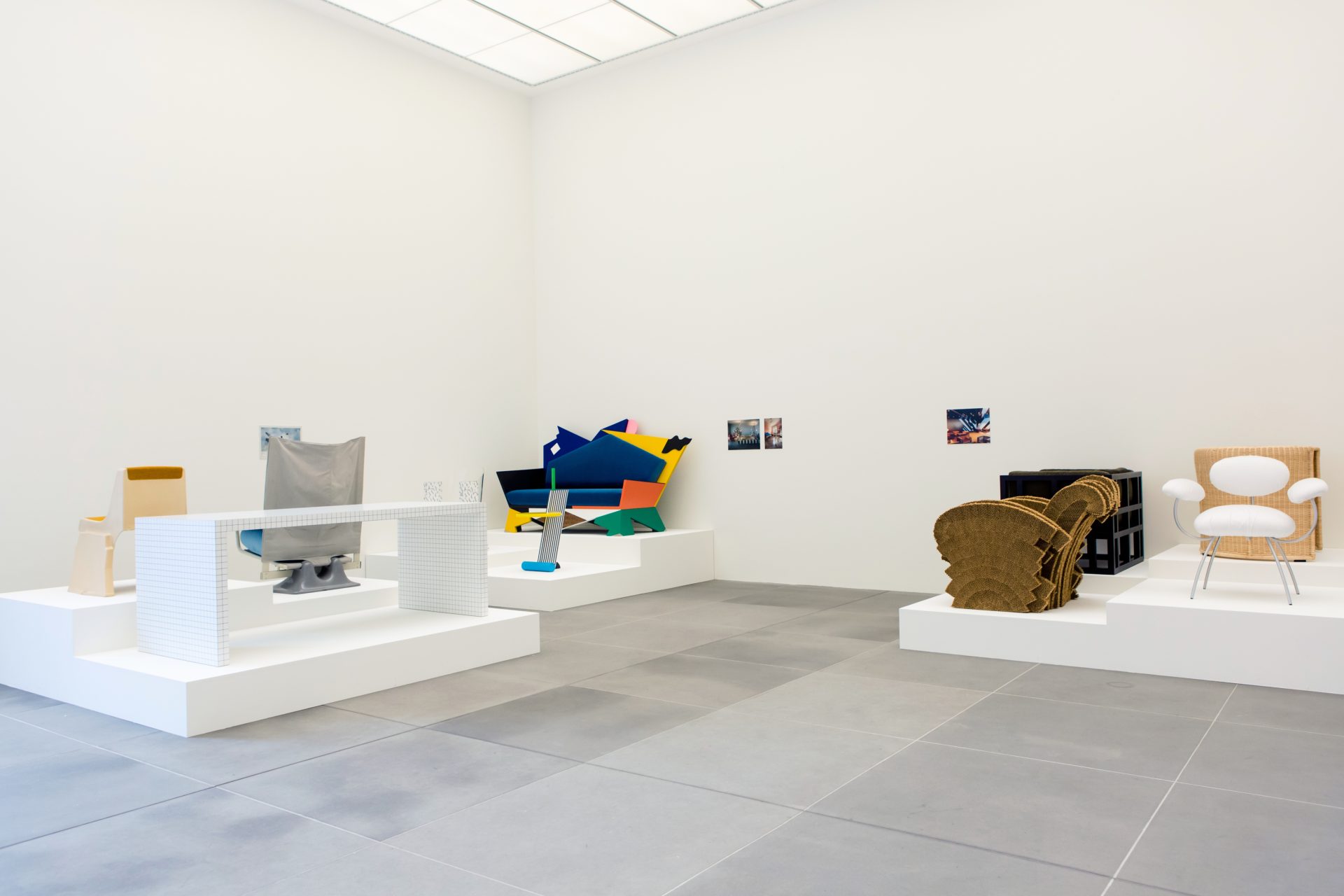 View of the presentation with pieces of furniture, front left, u-shaped table, right Frank O. Gehry, Little Beaver armchair, cut from cardboard in 1980.