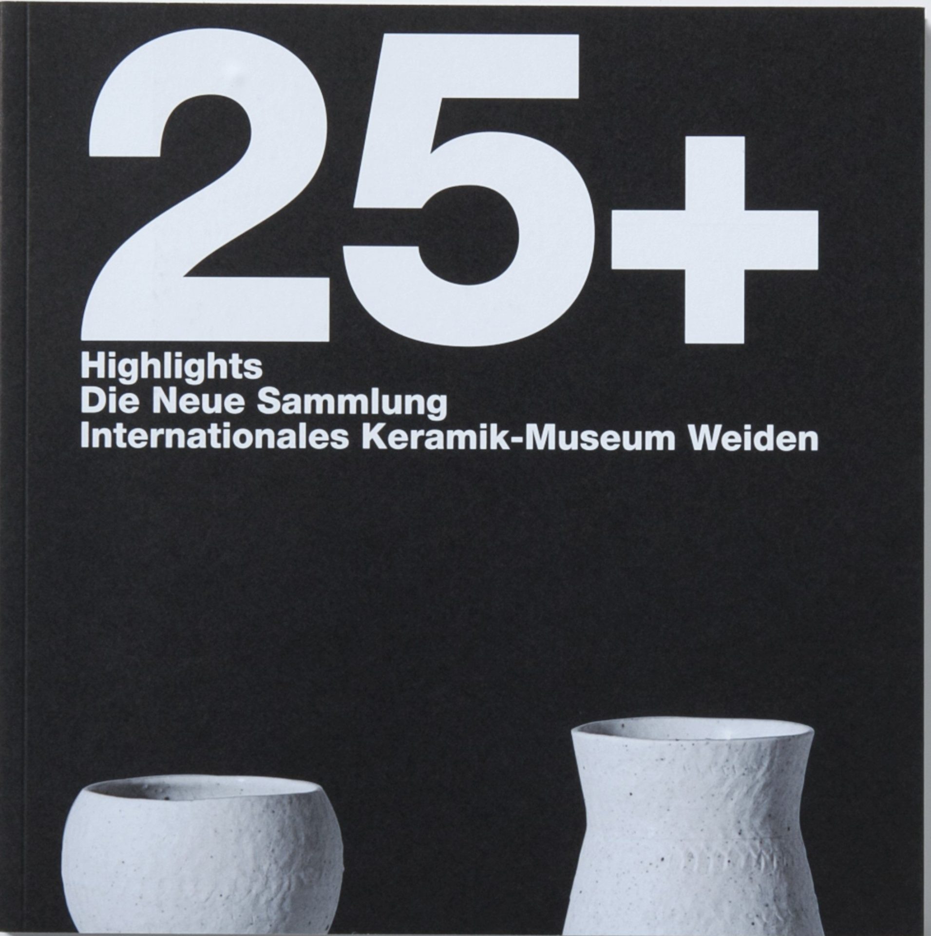 Auf scharzem Grund weiße Beschriftung, 25+ Highlights Die Neue Sammlung Internationales Keramik-Museum Weiden. Am unteren Rand zwei weiße, angeschnittene Vasen.