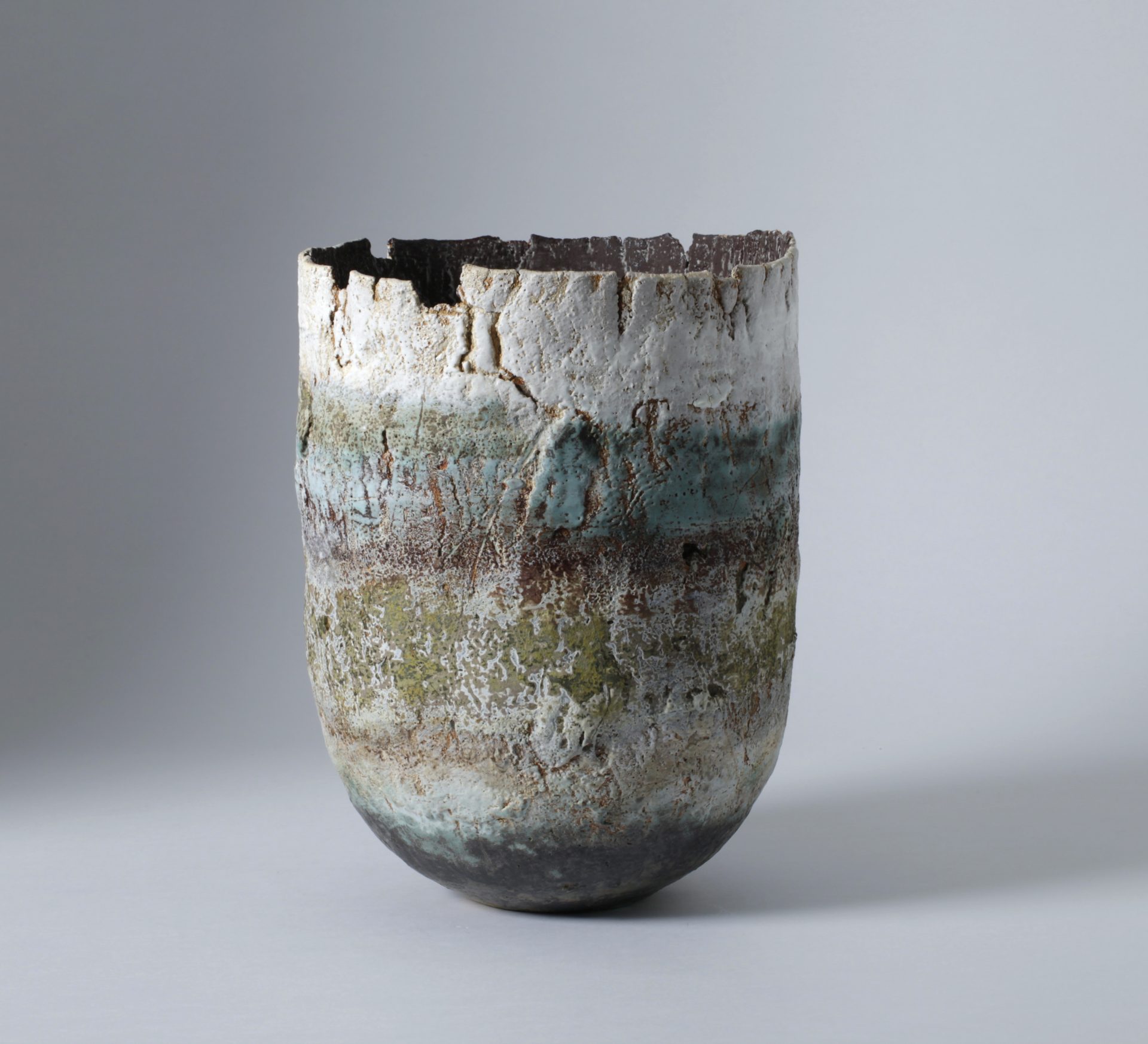 Hohes, zylindrisches Gefäß mit partiell aufgebrochenem Rand aus Steinzeug, von Rachel Wood, 2015.