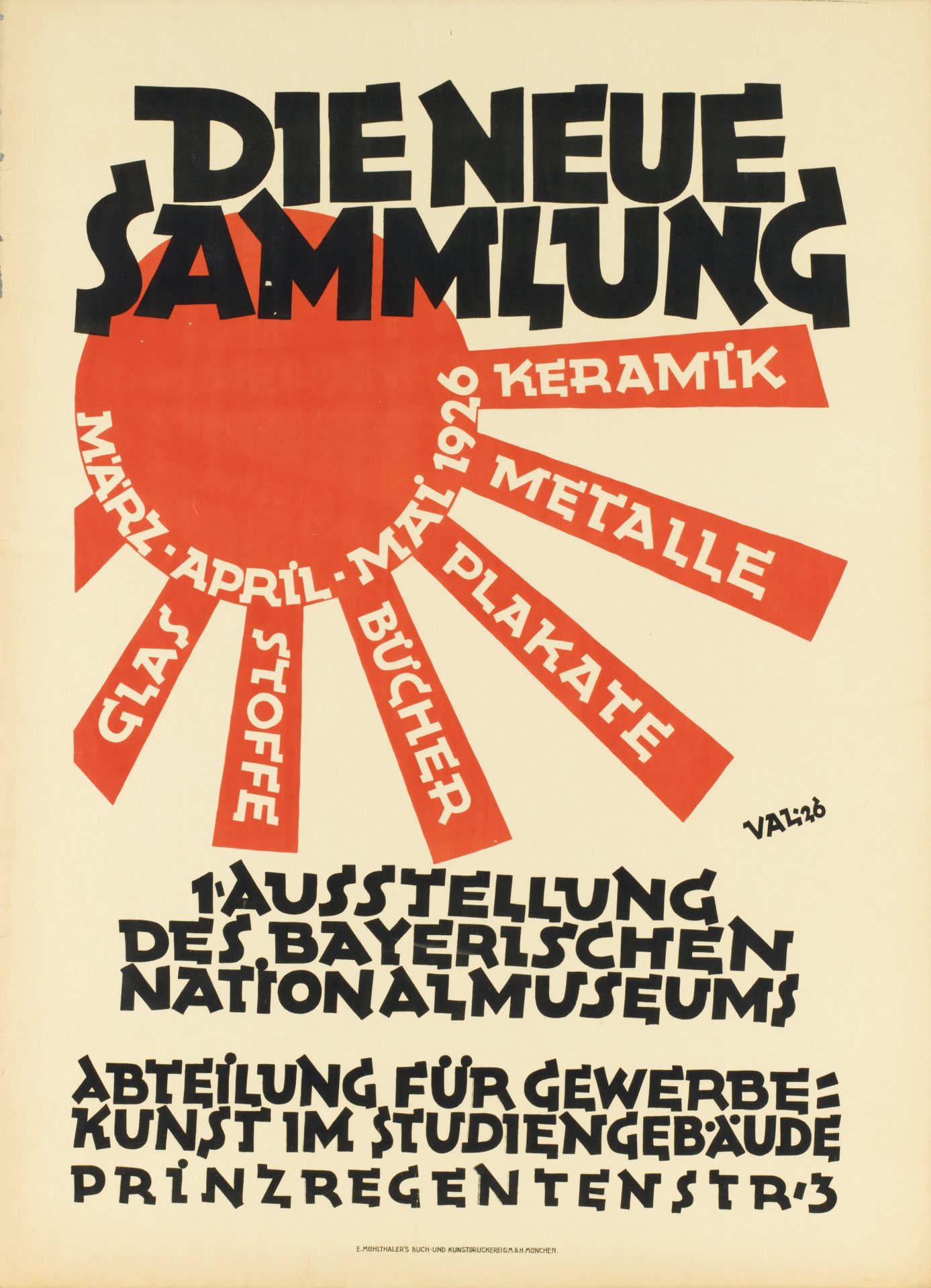 Auf dem Plakat steht in schwarzen Buchstaben Die Neue Sammlung. Darunter befindet sich eine orange Sonne. In den Strahlen steht Keramik, Metalle Plakate, Bücher, Stoffe und Glas. Darunter steht in Englisch geschrieben: erste Ausstellung des bayerischen Nationalmuseums. Weiter unten Abteilung Gewerbe: Kunst im Studiengebäude Prinzregentenstraße 3.