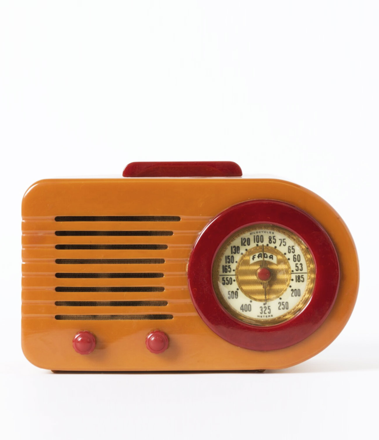Abgebildet ist ein Radio. Es ist aus Kunststoff und hat eine ältere, runde Frequenzanzeige. Die Anzeige ist rot umrahmt. Der Griff und die Tasten sind ebenfalls rot. Das Gehäuse ist orange.