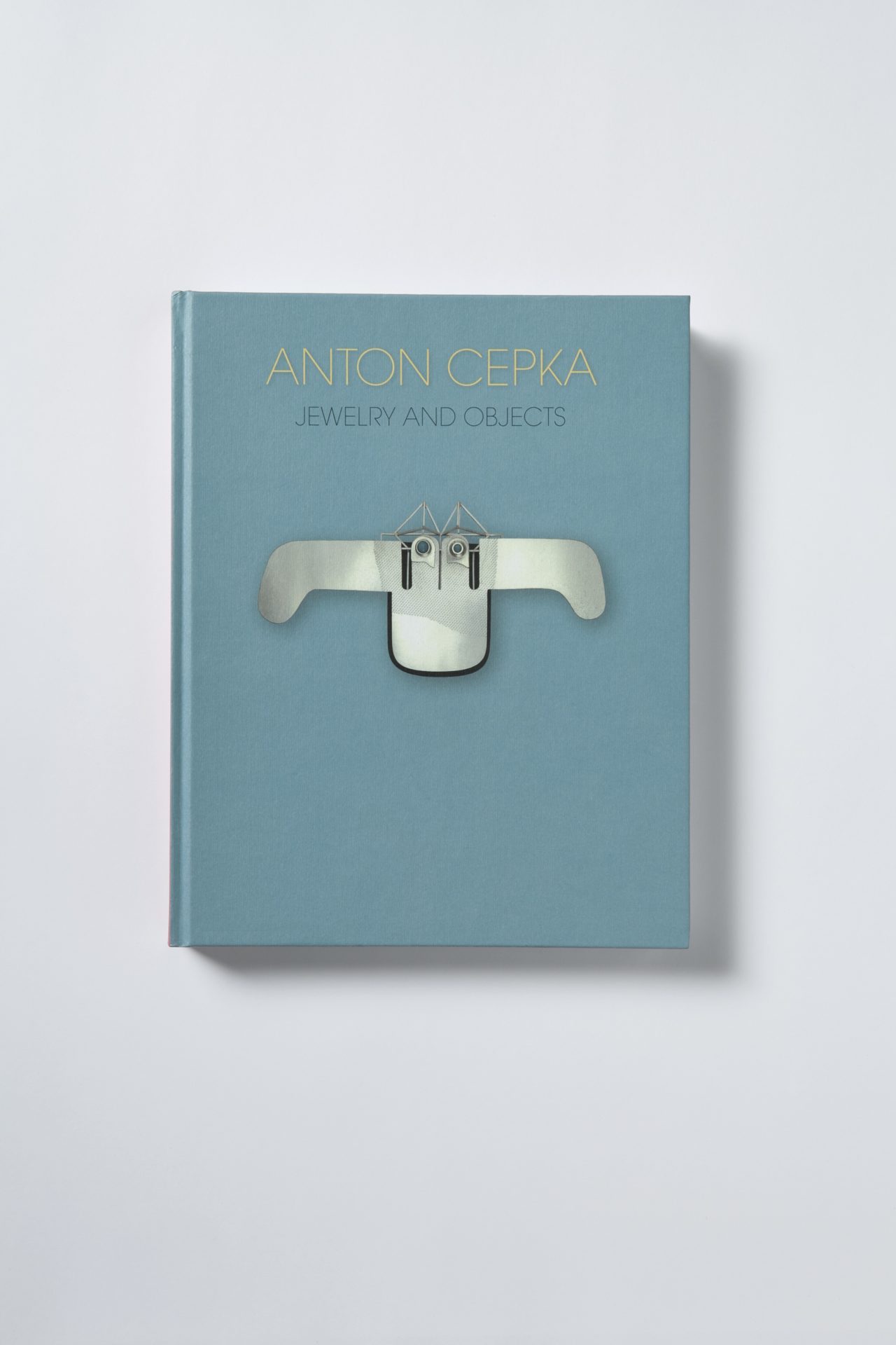 Inscription in yellow Anton Cepka on a sky blue background at the top, below in dark blue Jewelry and Objects. In the centre of the cover a brooch, predominantly silver-coloured, resembling a flying beetle seen from above.