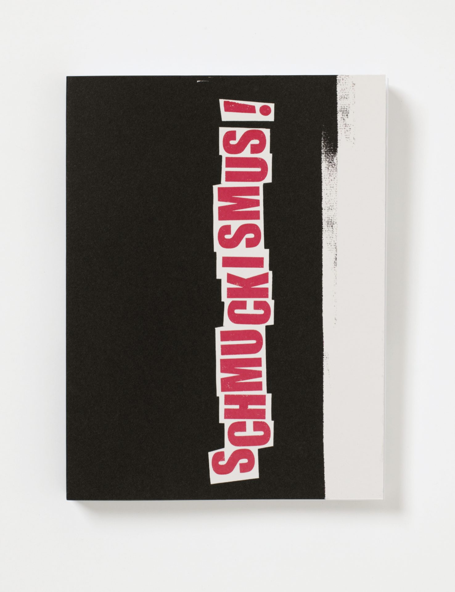 Cover Ausstellungskatalog. Auf schwarzem Hintergrund befindet sich das Wort Schmuckismus in Rot mit weißer Umrandung.