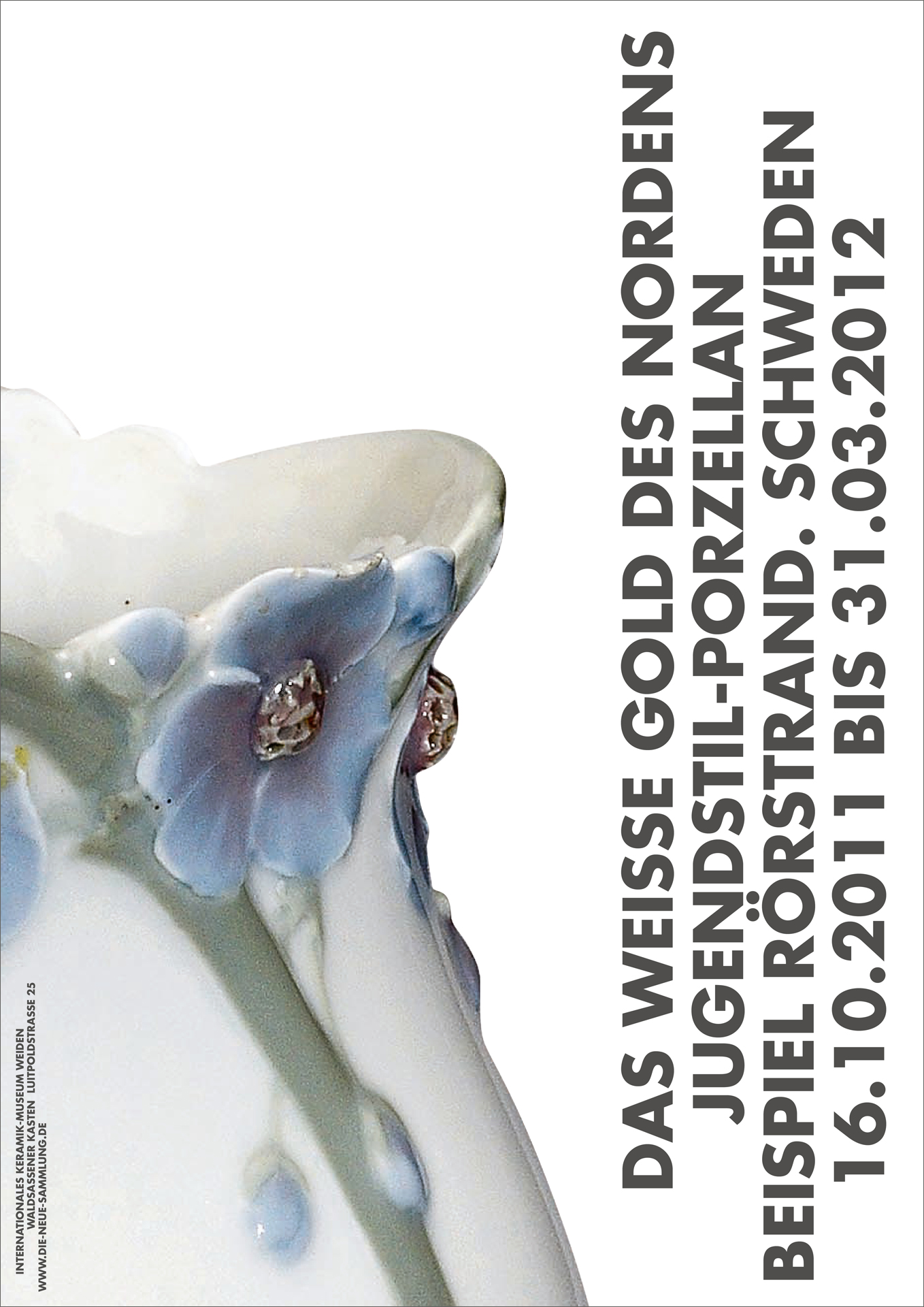 Zu sehen ist der obere, rechte Rand einer Porzellan-Vase mit floralem Motiv aus salbeigrünen Zweigen und hellblauen Blüten. Rechts neben der Vase zieht sich in schwarzer Schrift der Ausstellungstitel vertikal über das Plakat.