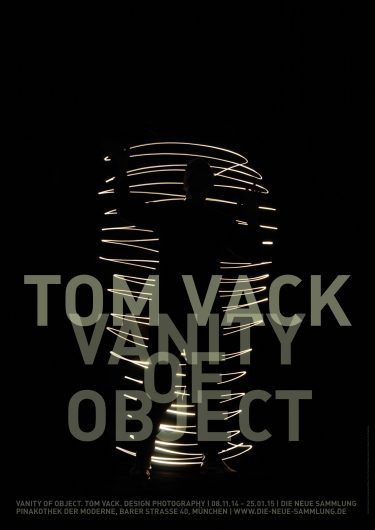Ein schwarzes Cover mit dem Titel der Ausstellung "Tom Vack. Vanity of Object". In der Mitte befindet sich eine Lichtspirale vor der ein menschlicher Schatten zu erkennen ist.