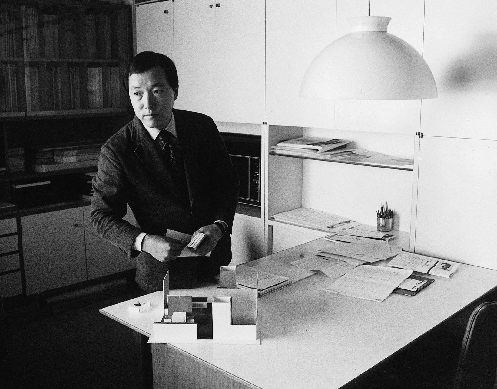 Zur Ausstellung, Ikko Tanaka: Gesichter. Plakate: Ikko Tanaka in seinem Studio, wohl um 1970