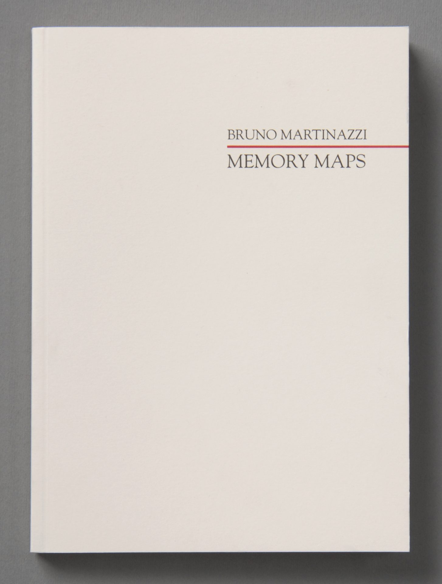 Auf cremefarbenem Papier, rechts oben Beschriftung in zwei Zeilen, durch einen roten Strich getrennt: oben, Bruno Martinazzi, unten, Memory Maps.