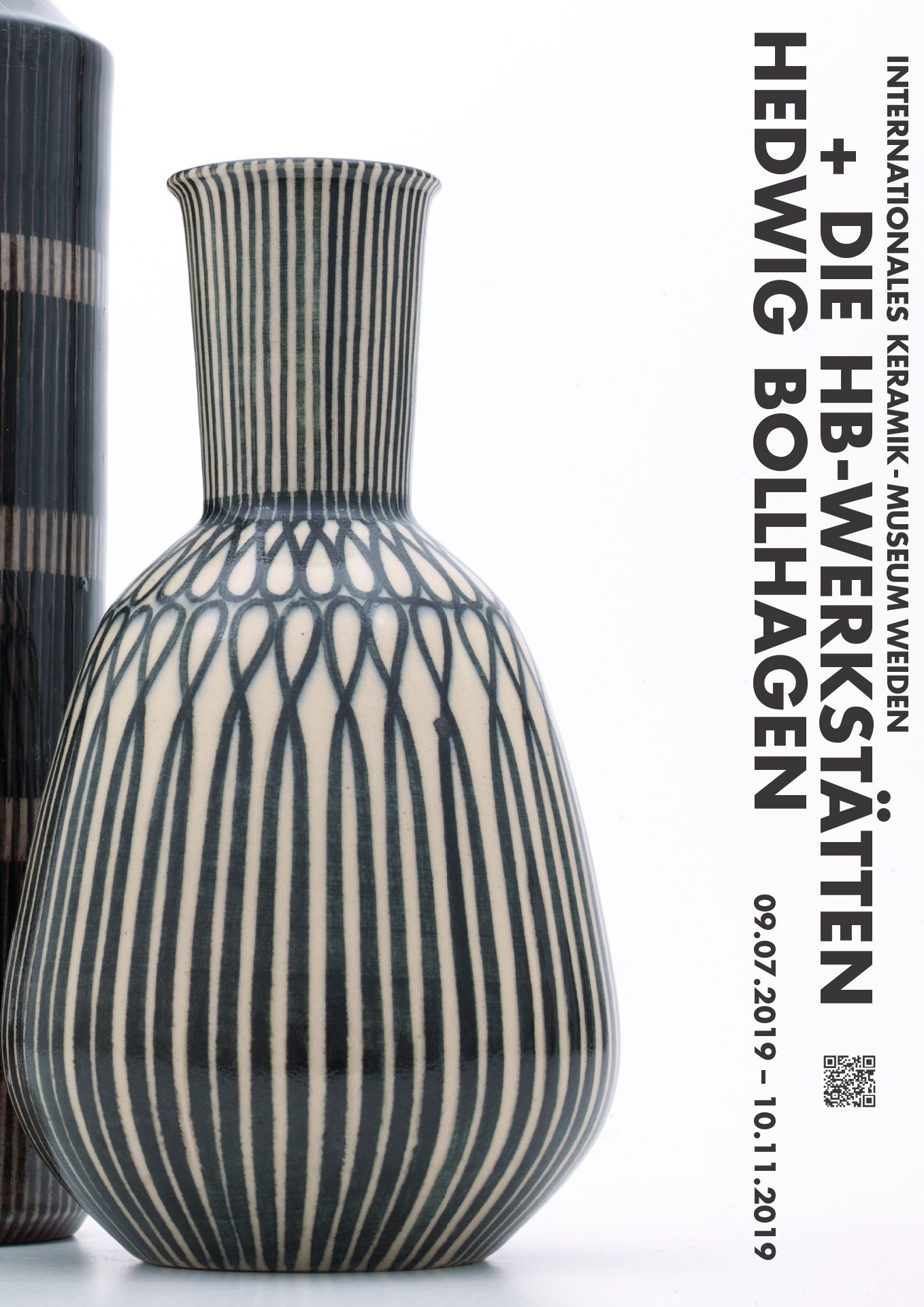 Ausstellungsplakat. Auf weißem Hintergrund ist eine Keramikvase abgebildet, am äußersten linken Bildrand wird eine weitere Keramik stark angeschnitten. Die Vase ist mit schwarzem Liniendekor auf hellem Grund gestaltet. Am rechten Bildrand des Posters stehen der Ausstellungstitel und die Laufzeit in schwarzen Lettern.