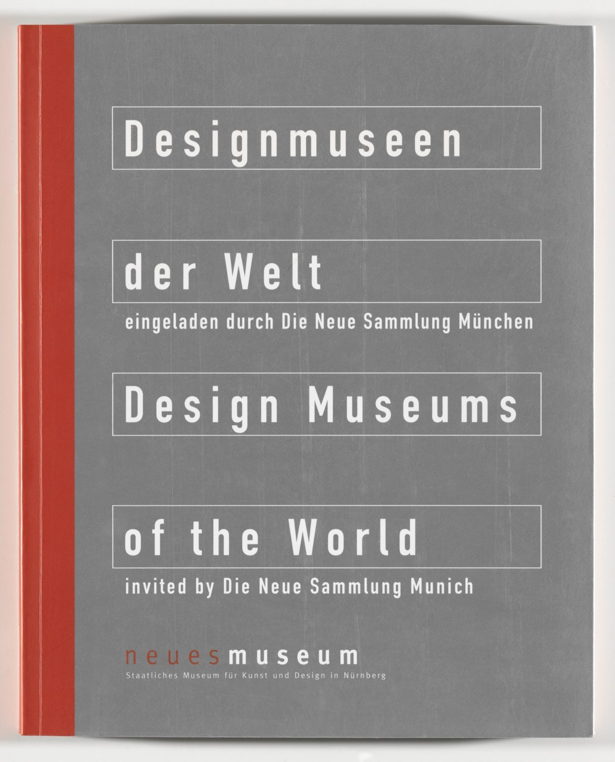 White lettering on a silver-coloured background in white-edged horizontal rectangles: Designmuseen der Welt - Design Museums of the World. On the left vertical red bar running across the spine. Lettering at the bottom: in red new, in white museum.
