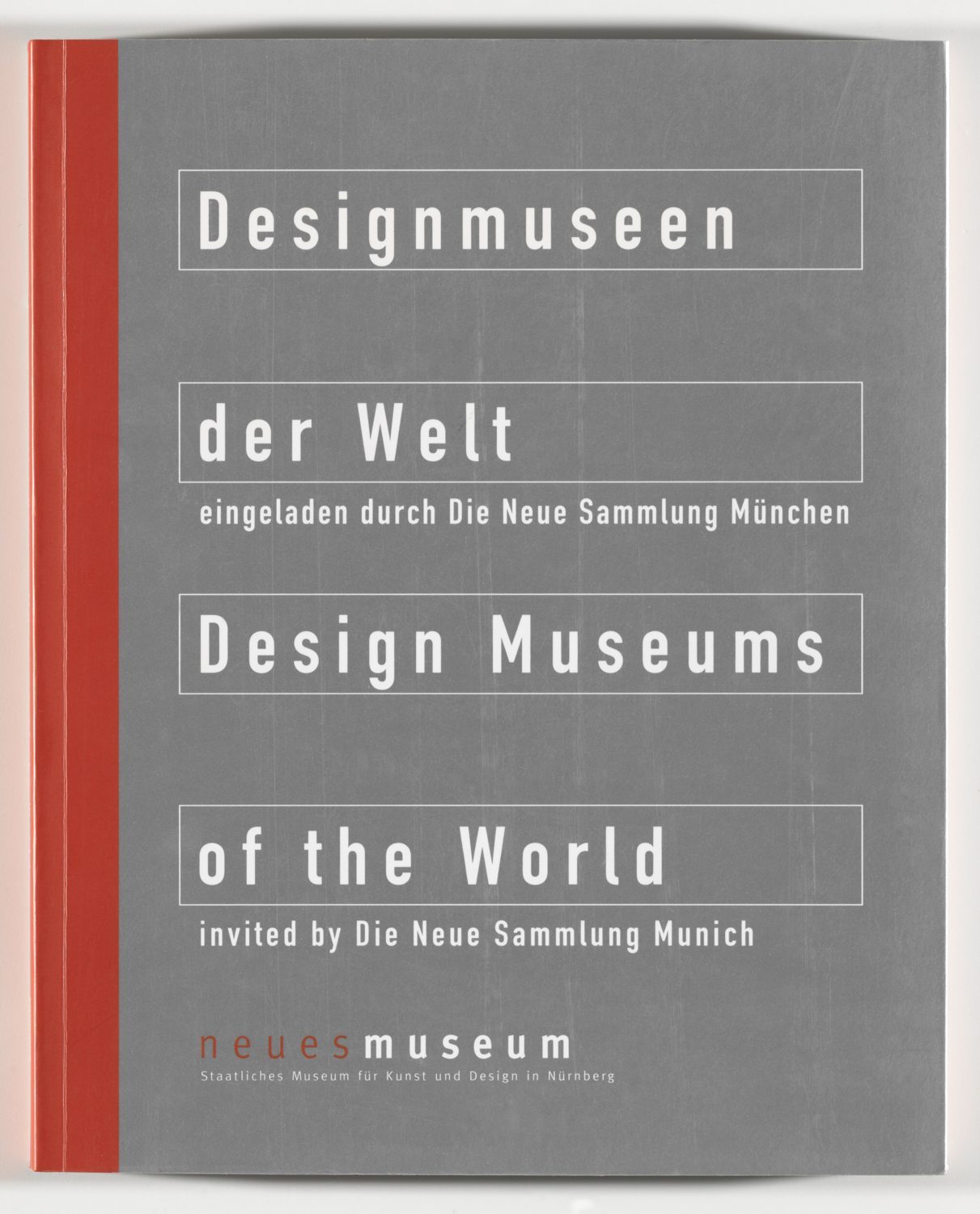 Auf silberfarbenem Grund in weiß gerandeten Querrechtecken weiße Beschriftung: Designmuseen der Welt - Design Museums of the World. Links senkrechter roter Balken der sich über den Buchrücken zieht. Unten Beschriftung: in Rot neues, in weiß museum.