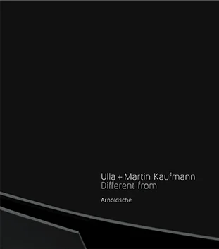 Auf schwarzem Grund horizontal verlaufende graue Striche im unteren Drittel, darüber graue Beschriftung: Ulla + Martin Kaufmann Different from.