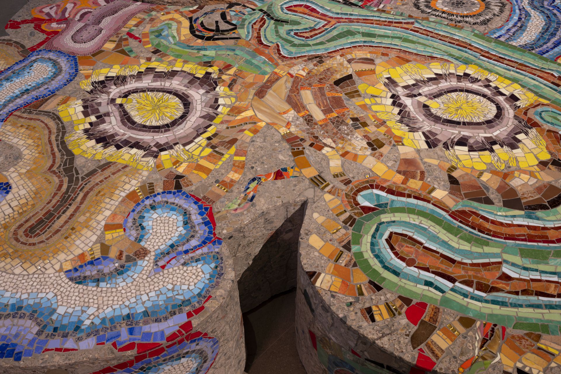 Teil einer Bank aus Mosaik und Steinen von Kerstin Brätsch auf der Biennale in Venedig