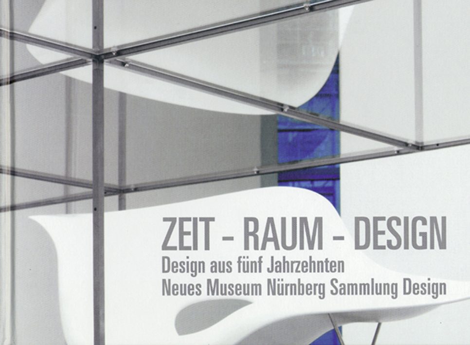 Ineinander gesteckte Metallstangen vor einem difusen Hintergrund. In diese Konstruktion eingestellt die weiße organisch geformten Chaiselounge von Ray und Charles Eames. Auf ihr in der unteren Hälfte des Covers Beschriftung in Grau: Zeit - Raum - Design. Design aus fünf Jahrzehnten Neues Museum Nürnberg Sammlung Design.