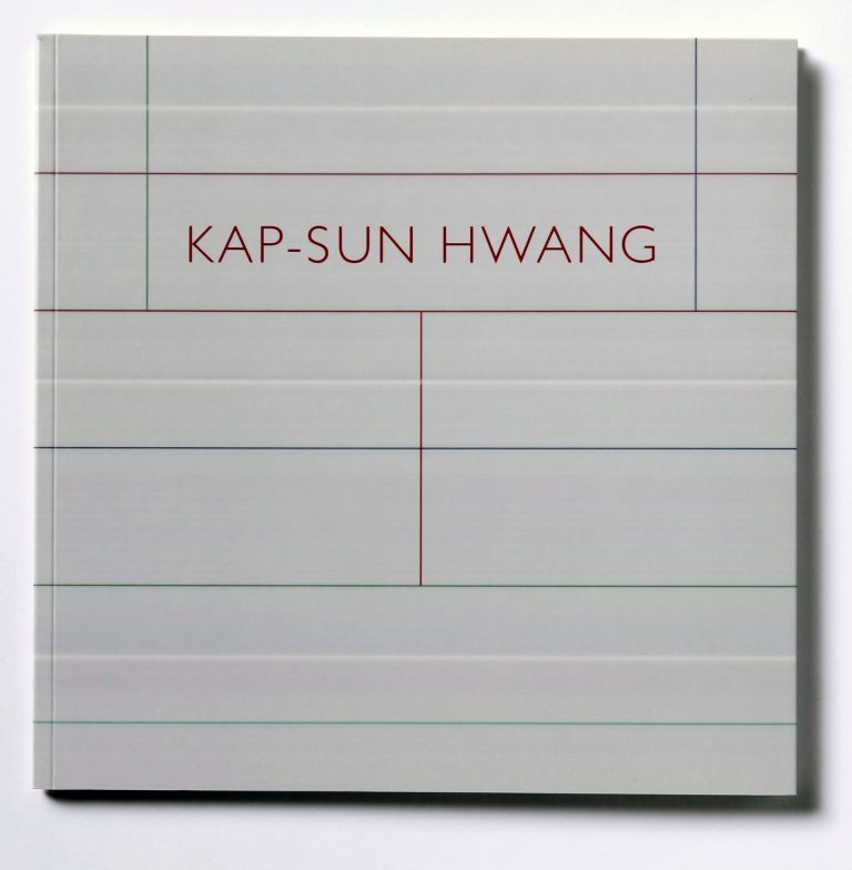 Auf grauem Grund feine farbige Linien, die das Cover in Quer- und Hochrechtecke unterteilen. Im oberen Drittel gedämpft rote Beschriftung Kap-Sun Hwang.