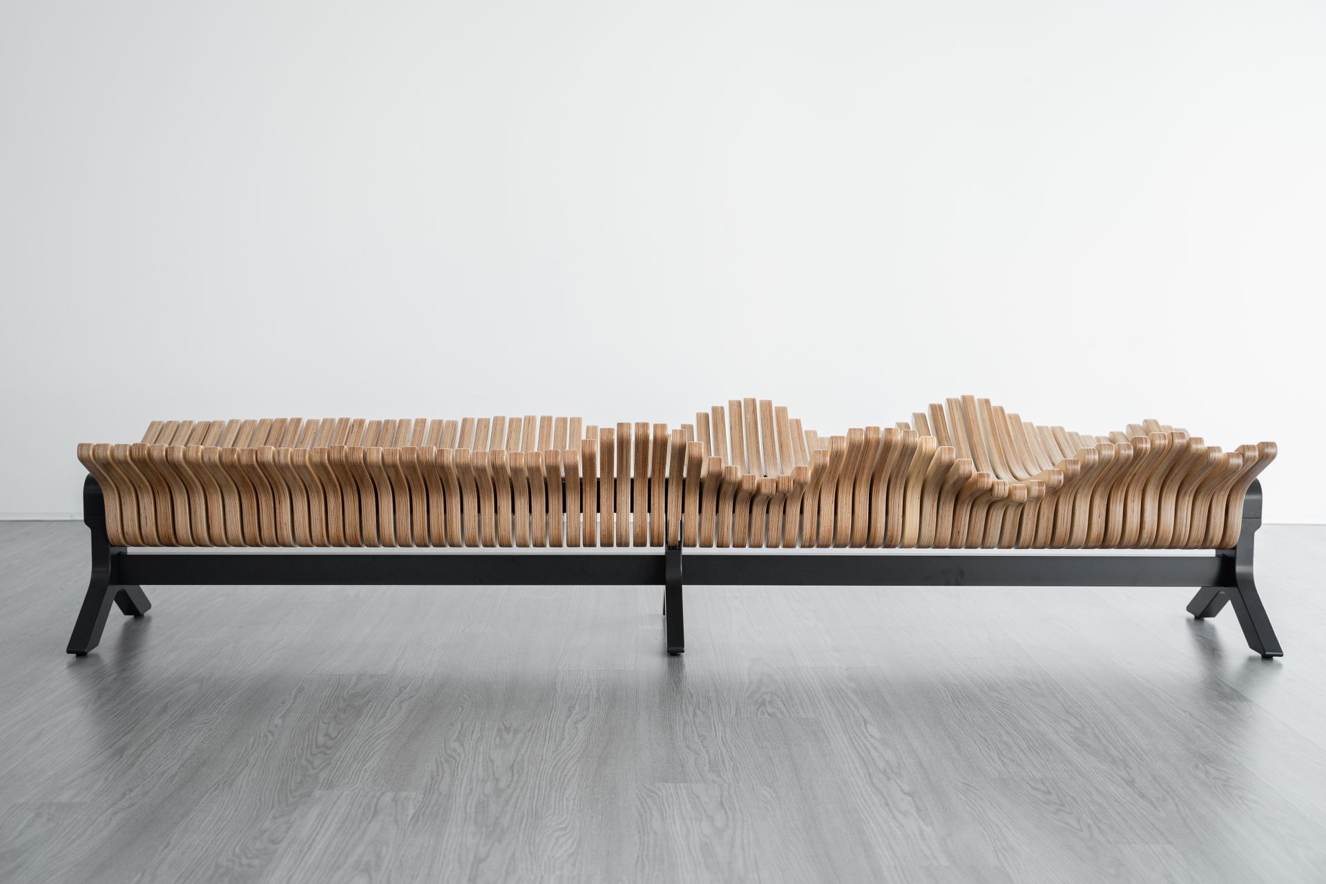 Surfbench bench with movable seat ribs