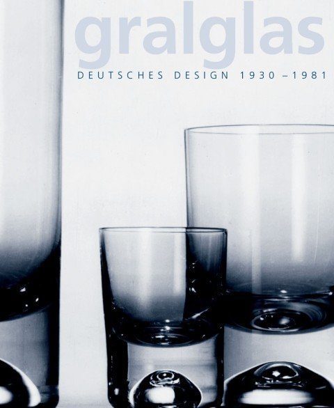 Auf weißem Fond drei unterschiedlich hohe Trinkgläser mit stark verdicktem Boden. Das höchste Glas links im Bild ist zur Hälfte angeschnitten. Beschriftung oben in blaugrau, gralglas Deutsches Design 1930-1991.
