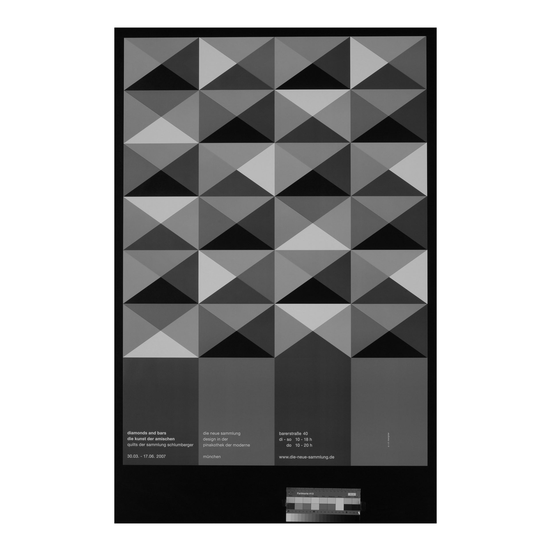 Schwarz-weiß Plakat mit geometrischem Muster aus dreidimensional wirkenden Dreiecken, die eine sich wiederholende Struktur bilden. 