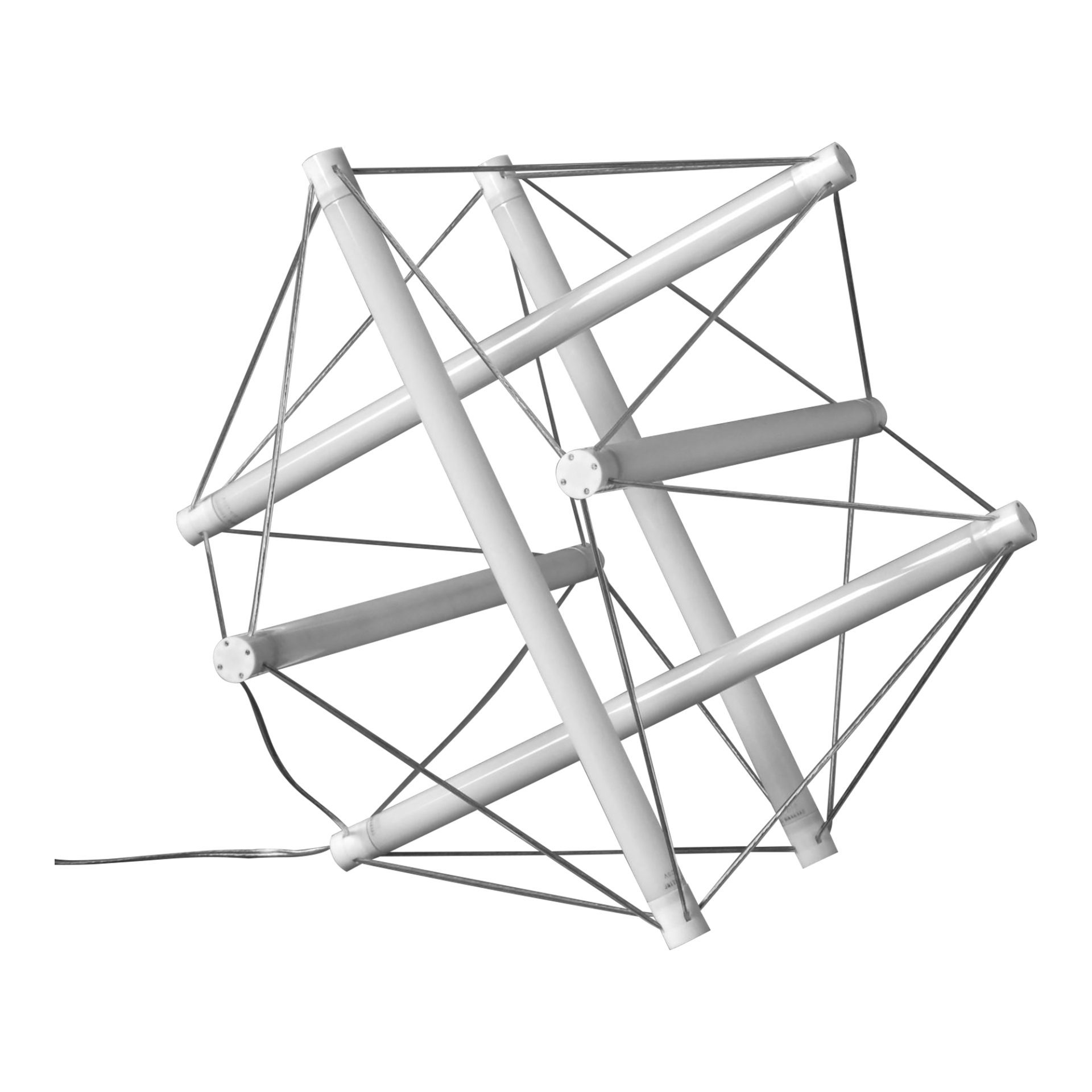Schwarz-weiße Fotografie der geometrischen Leuchte aus weißen Röhren.