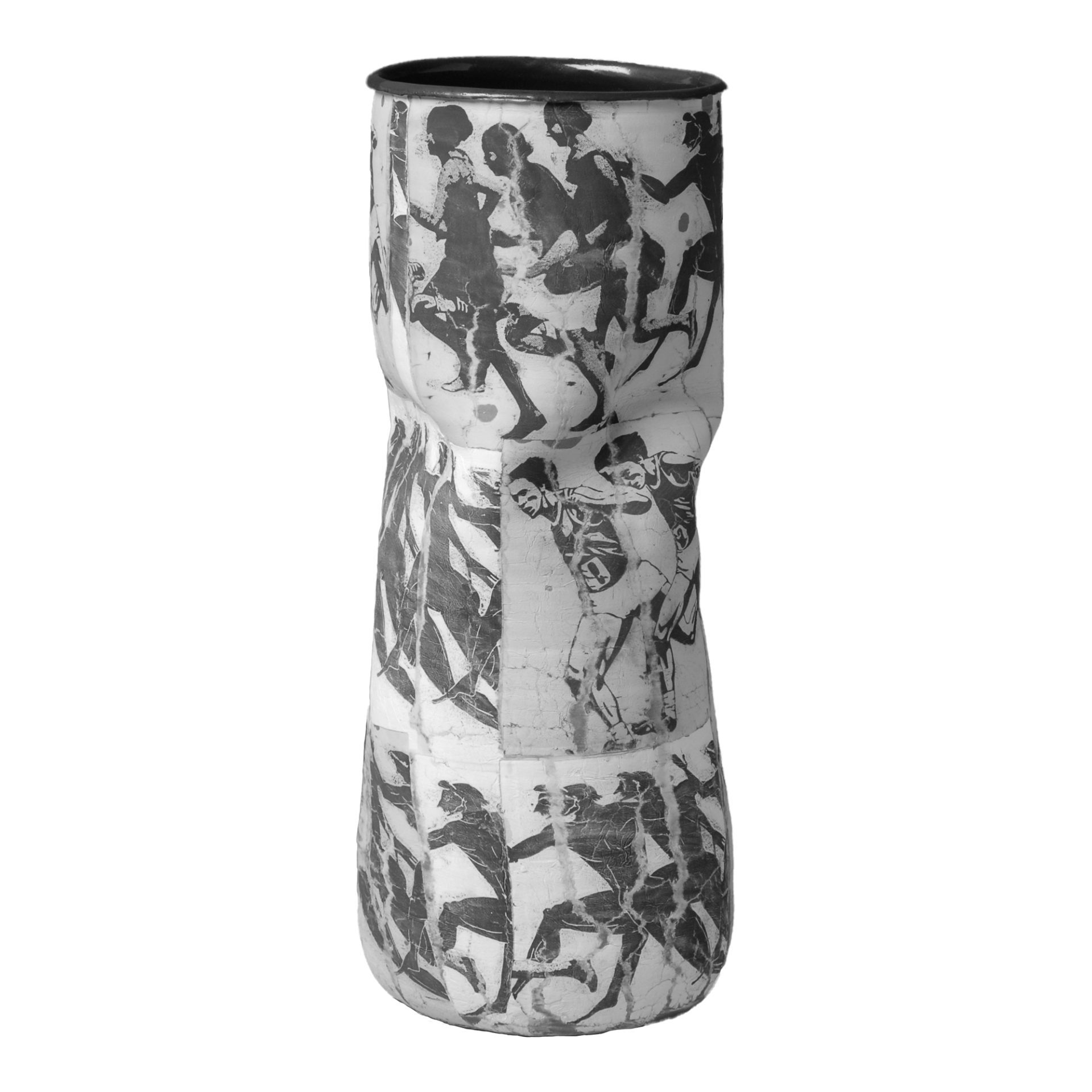 Schwarz-weiße Fotografie der Vase mit ungleichmäßiger Form und einer künstlerischen Oberfläche.
