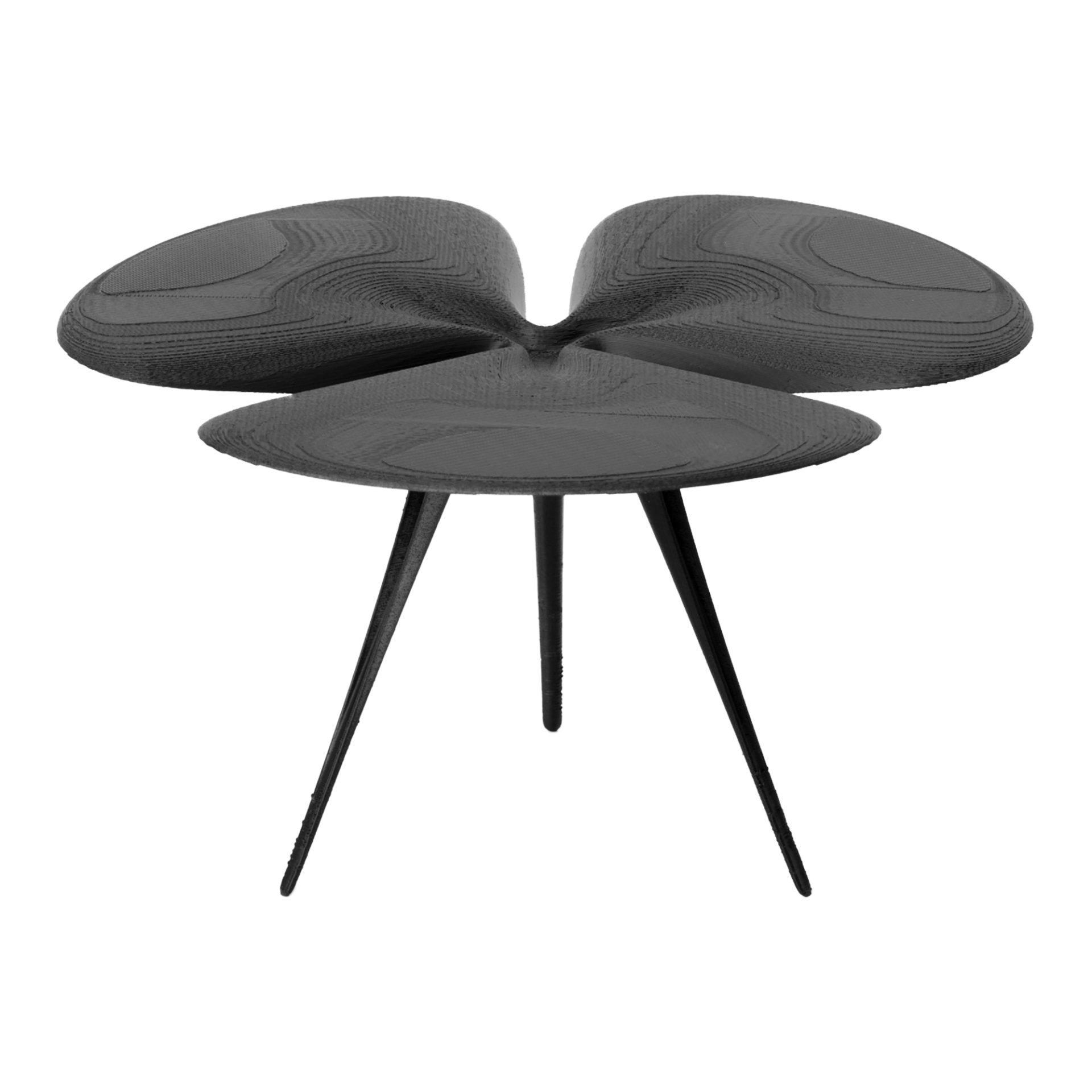 Schwarzer Designertisch mit drei spitz zulaufenden Beinen und einer organisch geformten, blattartigen Tischplatte.