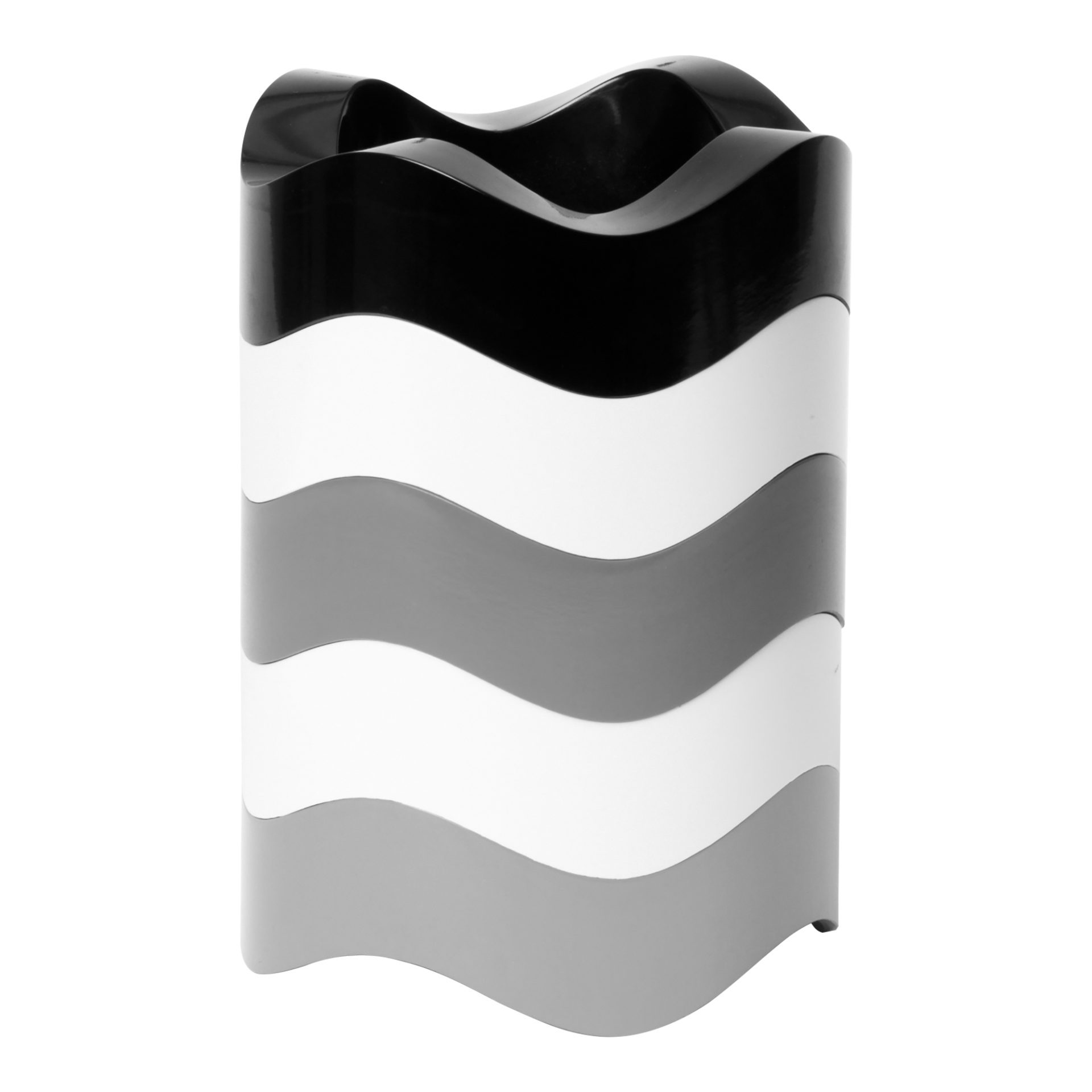 Fünf gestapelte Aschenbecher aus Kunststoff mit wellenförmigem Design in Schwarz, Weiß fotografiert. Die geschwungene Form der einzelnen Aschenbecher ermöglicht das Ineinanderstecken. 