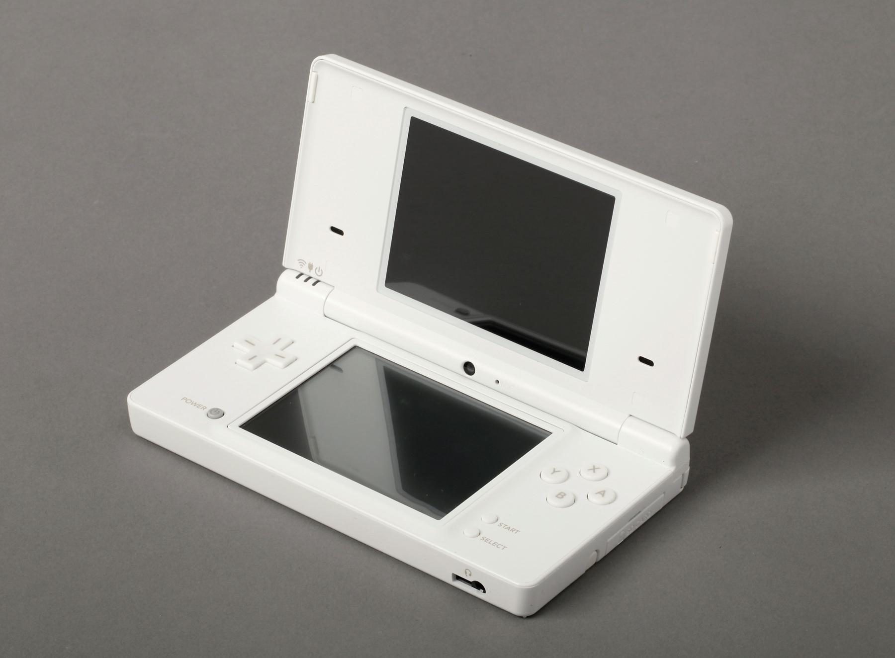 Weißer Nintendo DS in aufgeklapptem Zustand mit zwei Bildschirmen, Steuerkreuz, Aktionstasten und Start/Select-Tasten. 