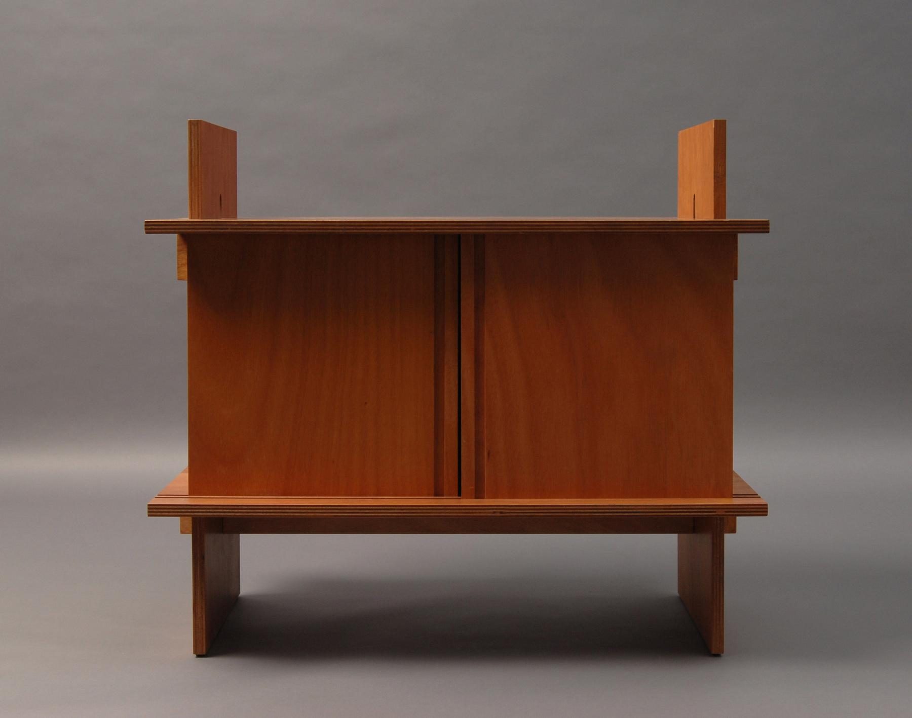 Frontale Ansicht, minimalistischen Holzschranks mit Schiebetüren und offenen Seitenteilen.