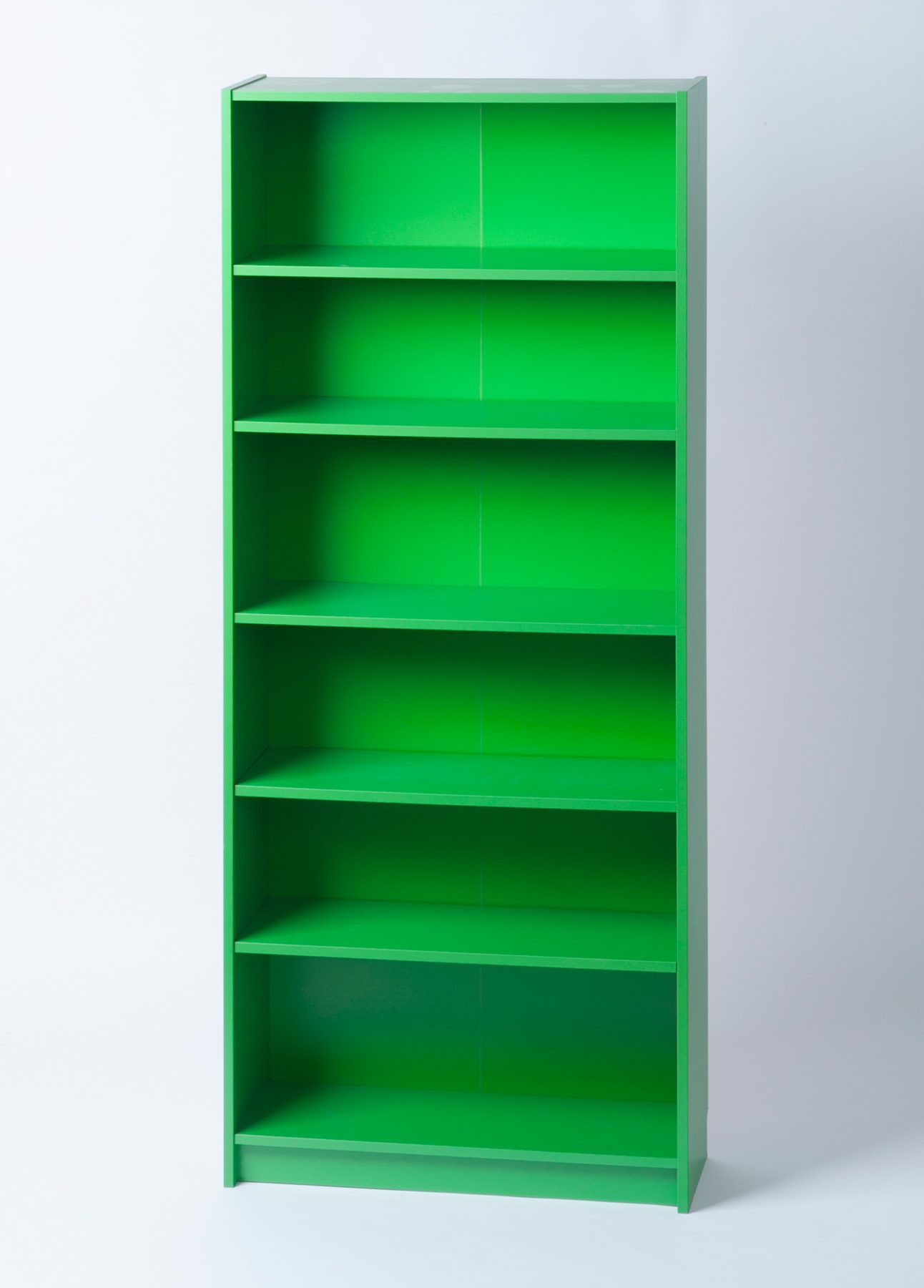 Grünes, sechsstufiges Bücherregal mit schlichtem Design.