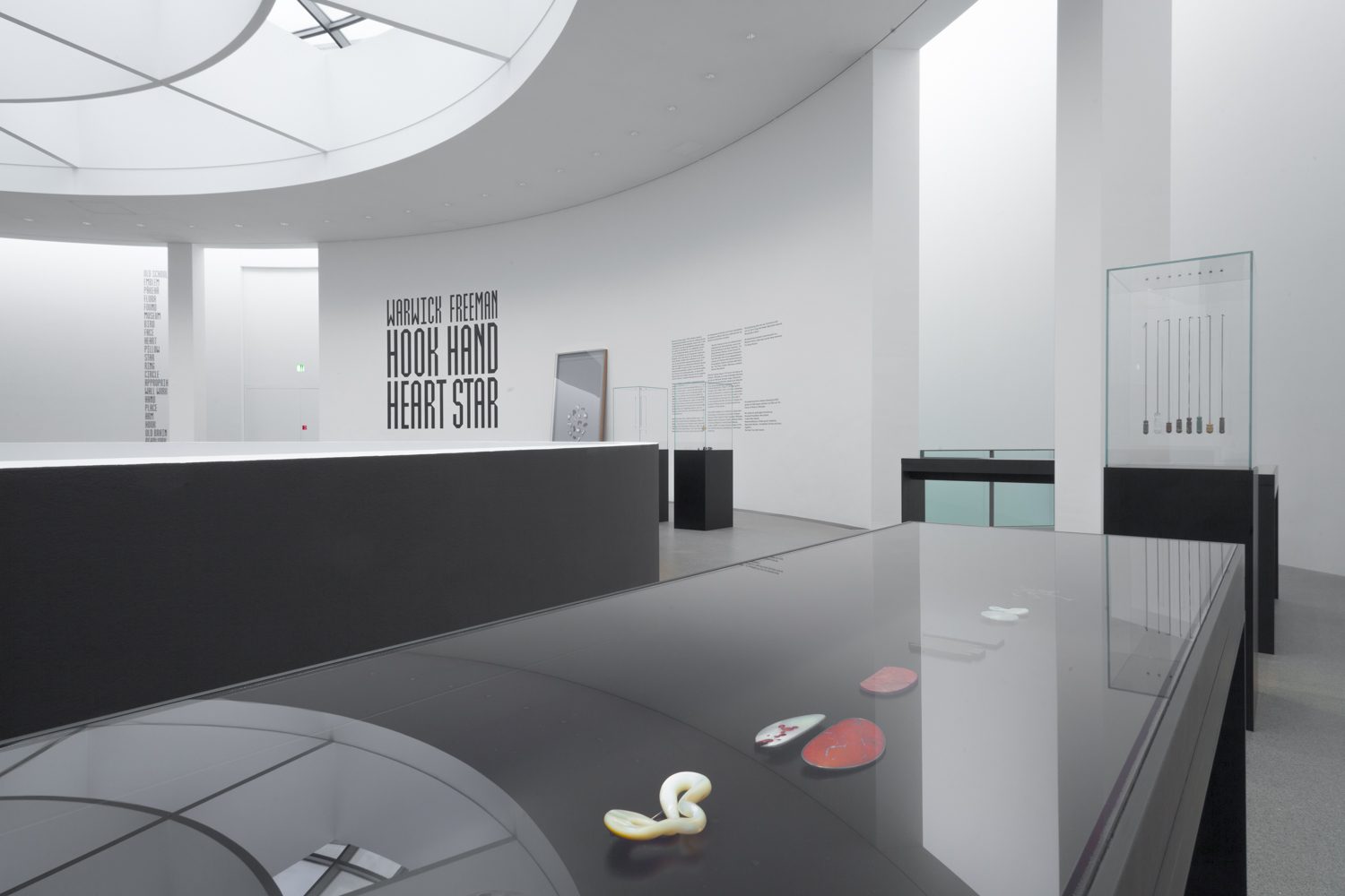 Danner-Rotunde, Raumansicht, Ausstellung "Warwick Freeman. Hook Hand Heart Star", 2025