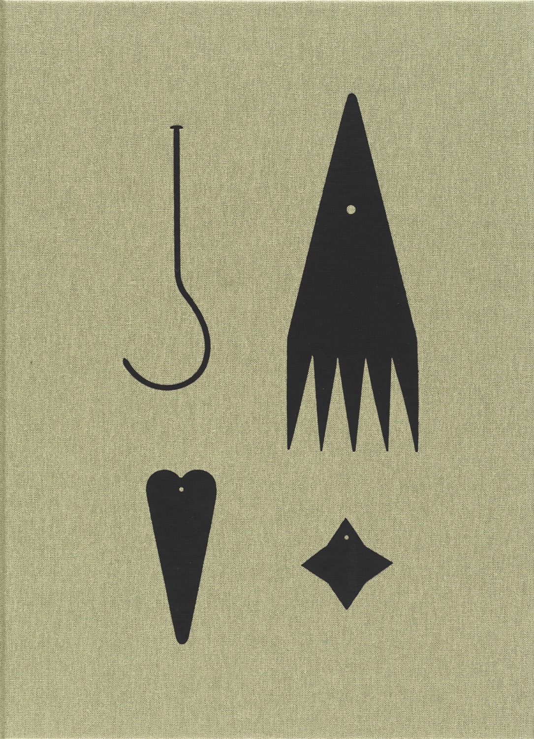 Cover Ausstellungskatalog. Vorderer Katalogeinband, auf grünem Hintergrund vier schwarze Symbole in zwei Reihen angeordnet: ein Haken, eine stark abstrahierte Hand, ein Herz und ein vierzackiger Stern, die letzten drei Symbole mit einem kleinen Loch, das zeigt, dass es sich um Anhänger handelt.