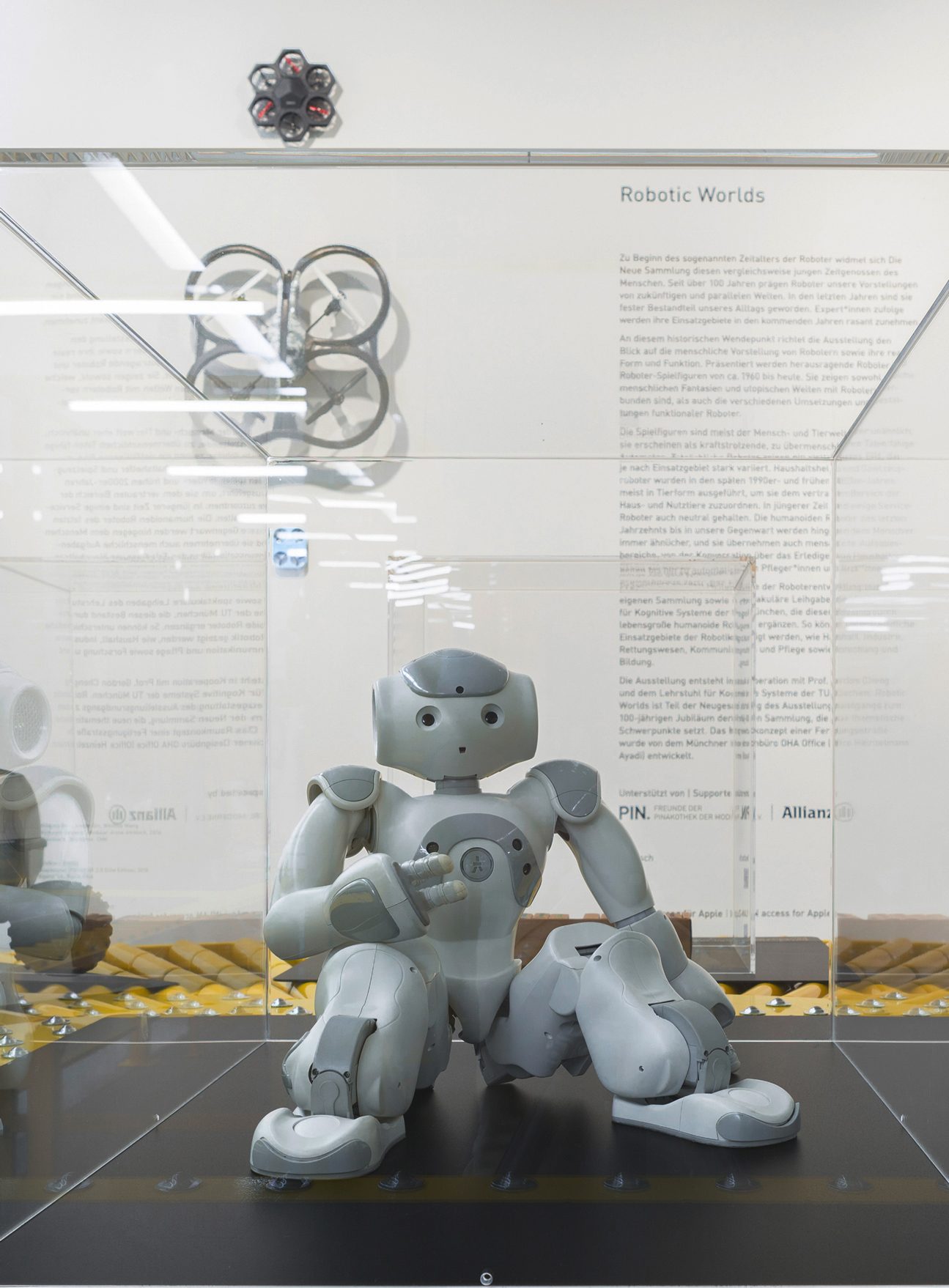 NAO ist ein kleiner, humanoider Roboter mit einer Hülle aus grauen Kunststoffen