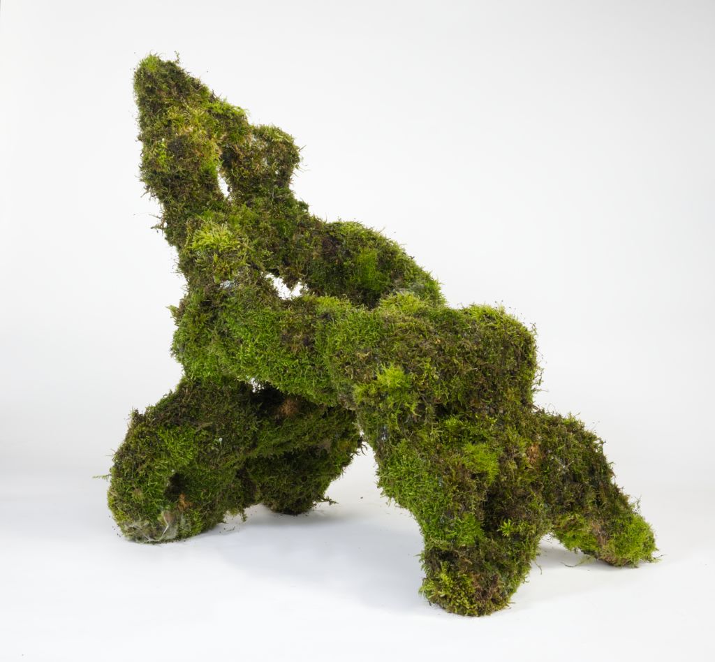 Stuhl mit Moos-Oberfläche