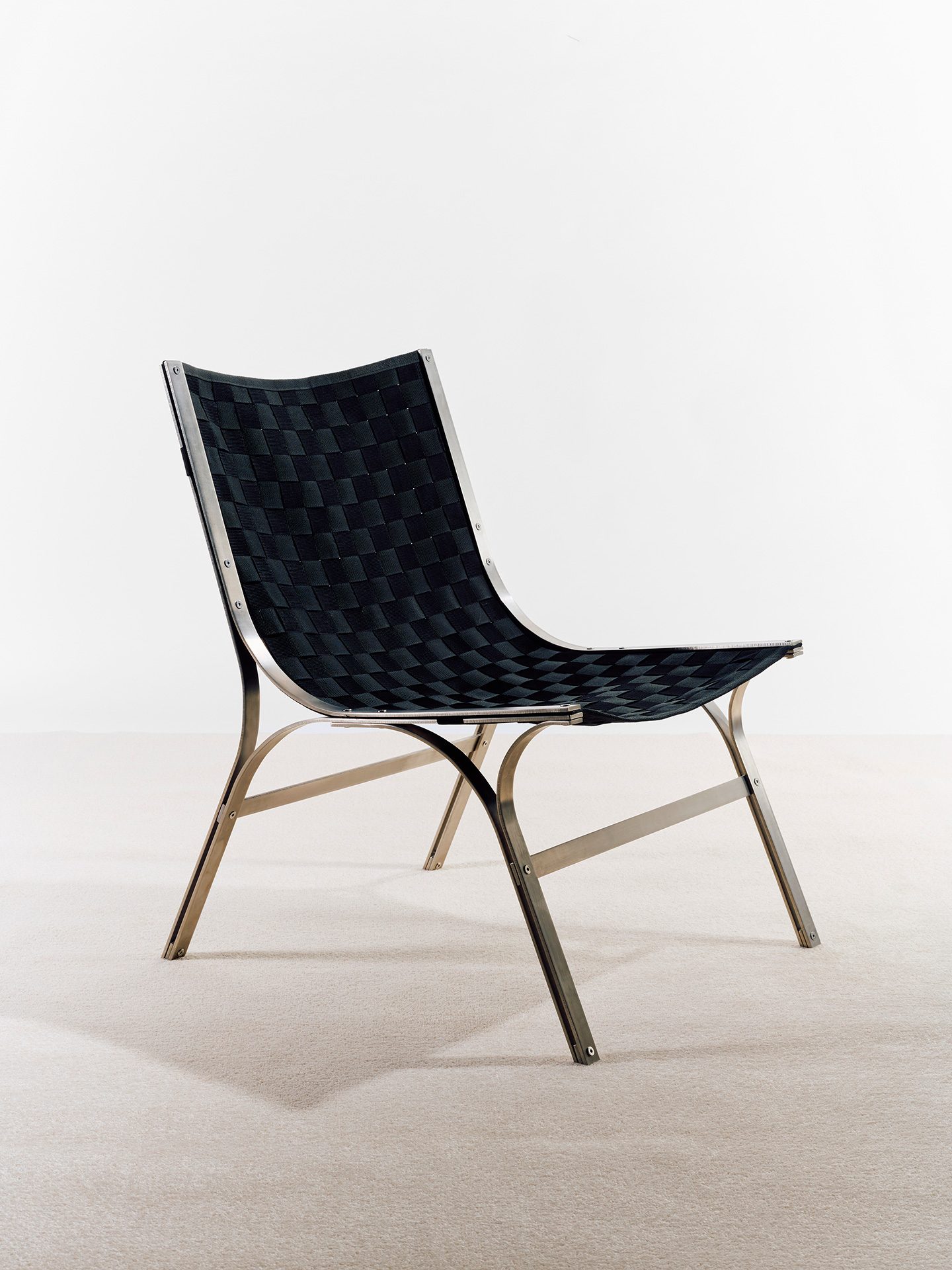 Tim Felix Kostka. L1 Lounge Chair, 2026. Material: Edelstahl und Nylon Gurtband, handgeflochten. Hersteller: Tim Felix Kostka. Kunsthochschule Kassel, DE